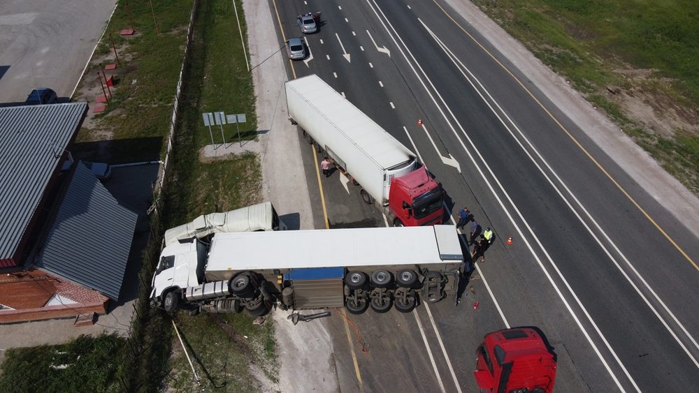 overhead view of tractor trailer accident on roadway