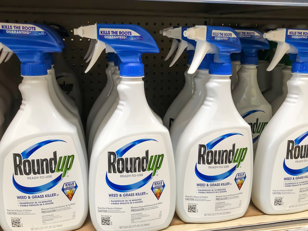 roundup spray bottles on aa store shelf