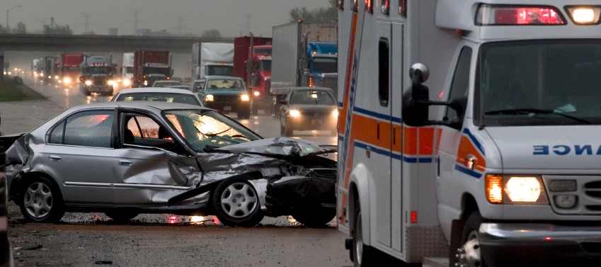 iStock_000001647108Small (ambulance & wreck) (2)